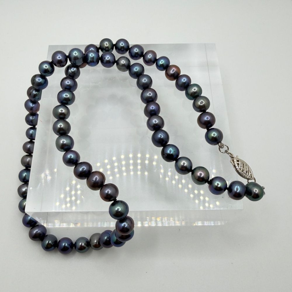 Vintage 17", black 7mm cultured peacock pearls w/ 14kt white gold clasp!